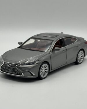 Метален седан играчка 1:32 със сив корпус, реалистичен интериор и отварящи се врати