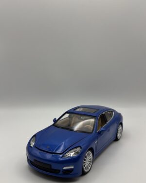 метални модели Porsche - Детски Свят Метален умален модел Porsche Panamera S в син металик с отварящи се врати, капак и багажник.