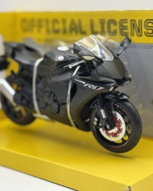 Метална играчка мотор Yamaha YZF-R1 - Детски Свят Метална играчка мотор Yamaha YZF-R1 в черен цвят, официално лицензиран модел в мащаб 1:12.
